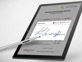 Screen Tablet. Darauf ist eine digital unterschriebene Einverständniserklärung zu sehen. Nun eine der vielen Funktionen, die mit der Software mediDOK ausführbar sind.